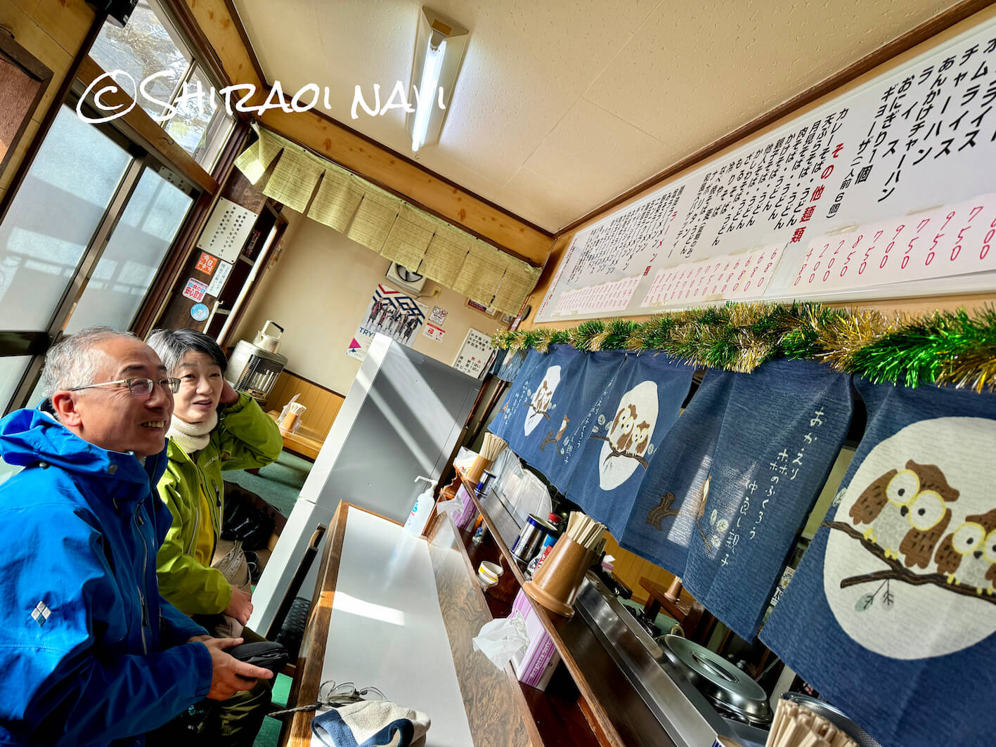 「緑や食堂」のカウンター