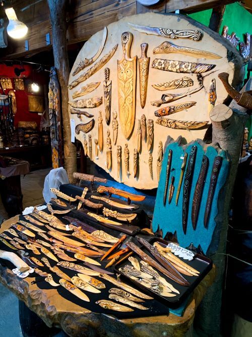 白老荒井工芸館　創作木彫り　ハンドメイド　異空間　お土産　木彫り　熊　アイヌ　