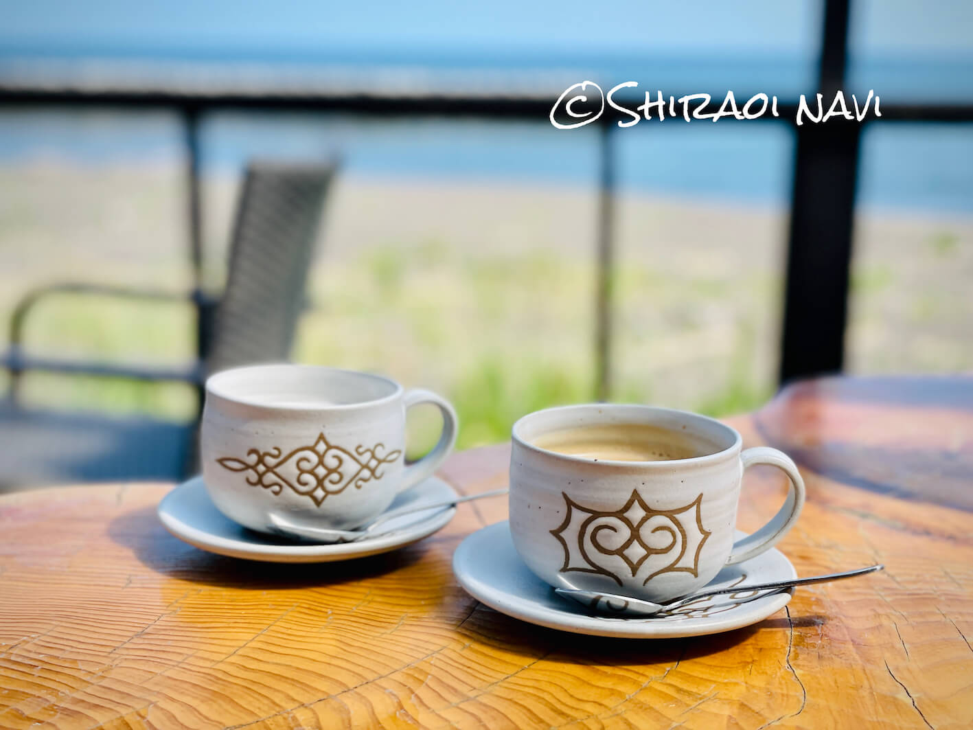白老の『虎杖浜カフェ』オーシャンフロントのテラスで食事ができる！コーヒーは輪果窯のコーヒーカップで出てきます