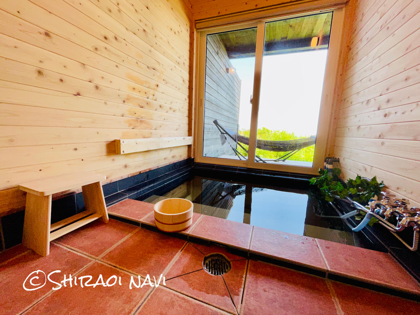 白老の貸別荘『北海道SHIRAOI海眺亭』の浴室はヒノキの香り
