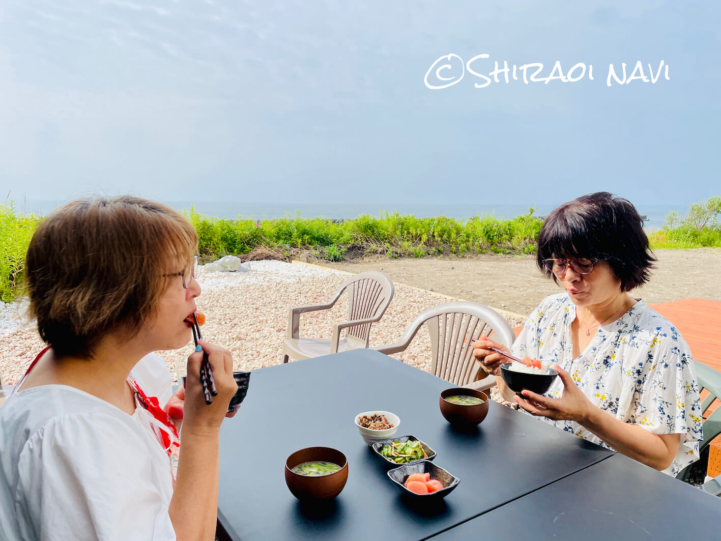 白老の貸別荘『北海道SHIRAOI海眺亭』のテラスで朝食