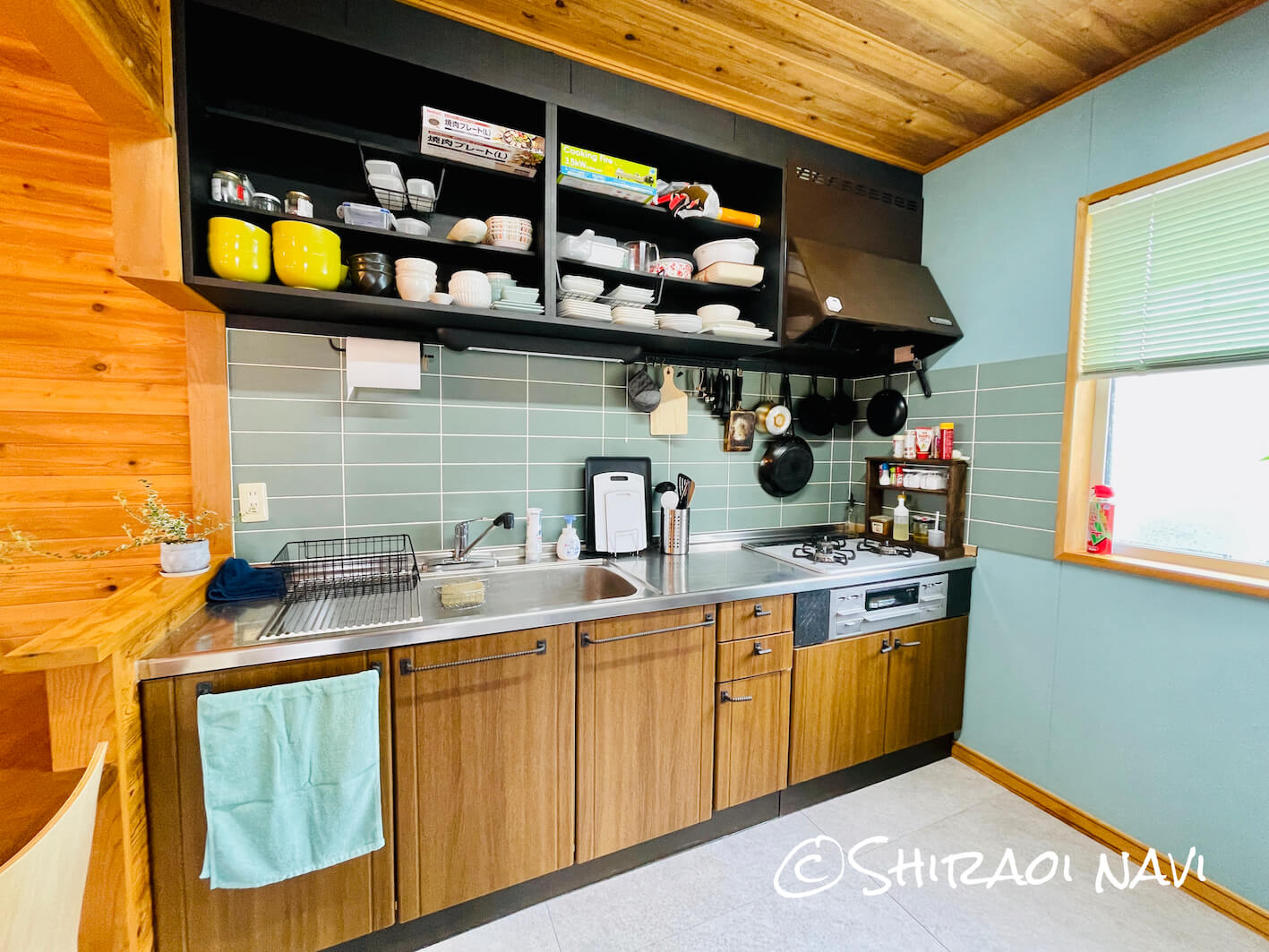 北海道白老町の住宅地の秘湯『ベースしらおい』のキッチン