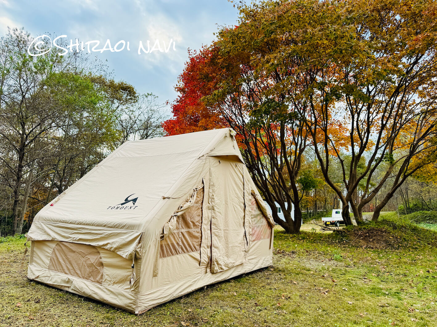 北海道白老町の野営場『Wild Camp Baseえん』の紅葉の下でテント。