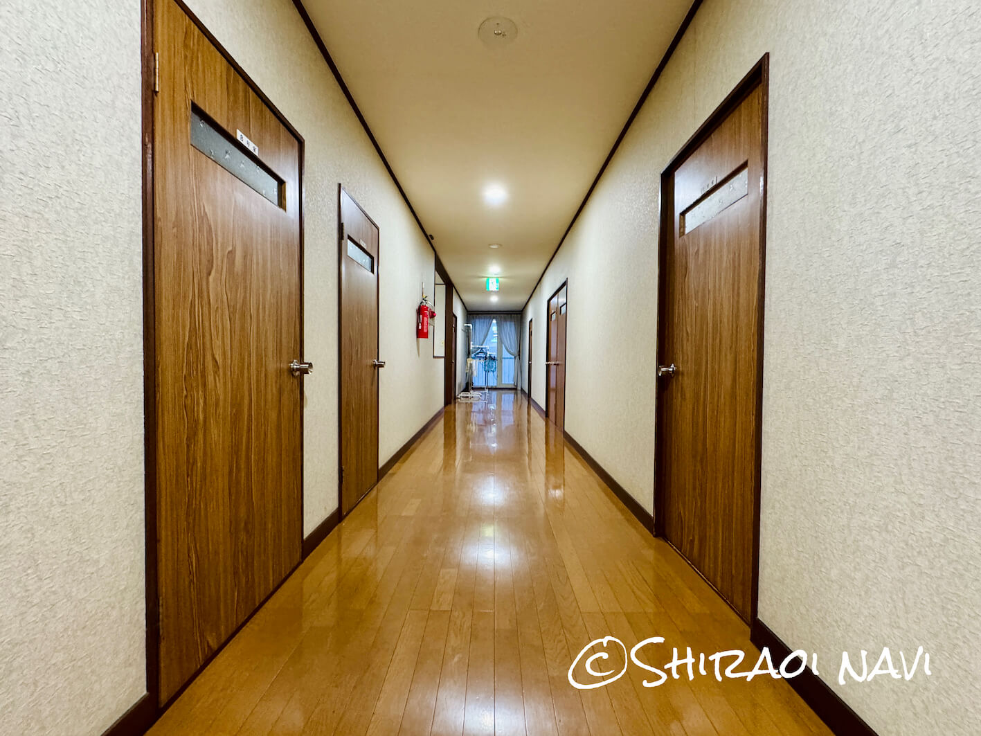 北海道白老町にある『旅館おぎた』創業65年の老舗宿の廊下