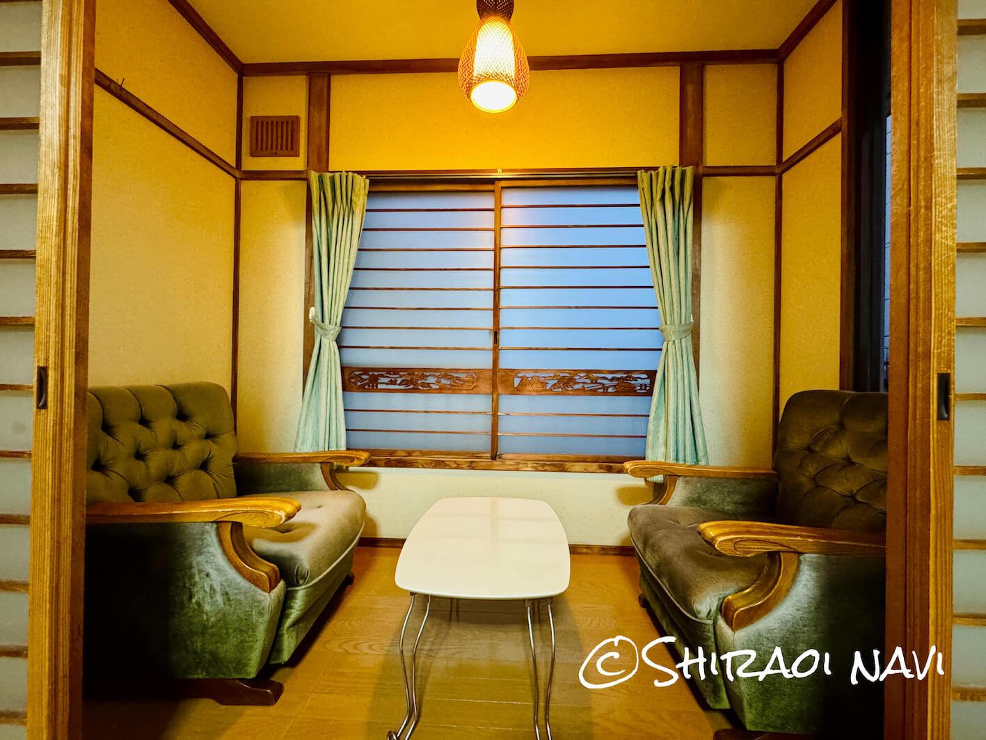 北海道白老町にある『旅館おぎた』創業65年の老舗宿の6畳和室の広縁