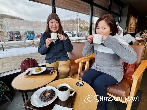 室蘭岳下山後にスターバックスで休憩する登山メンバー