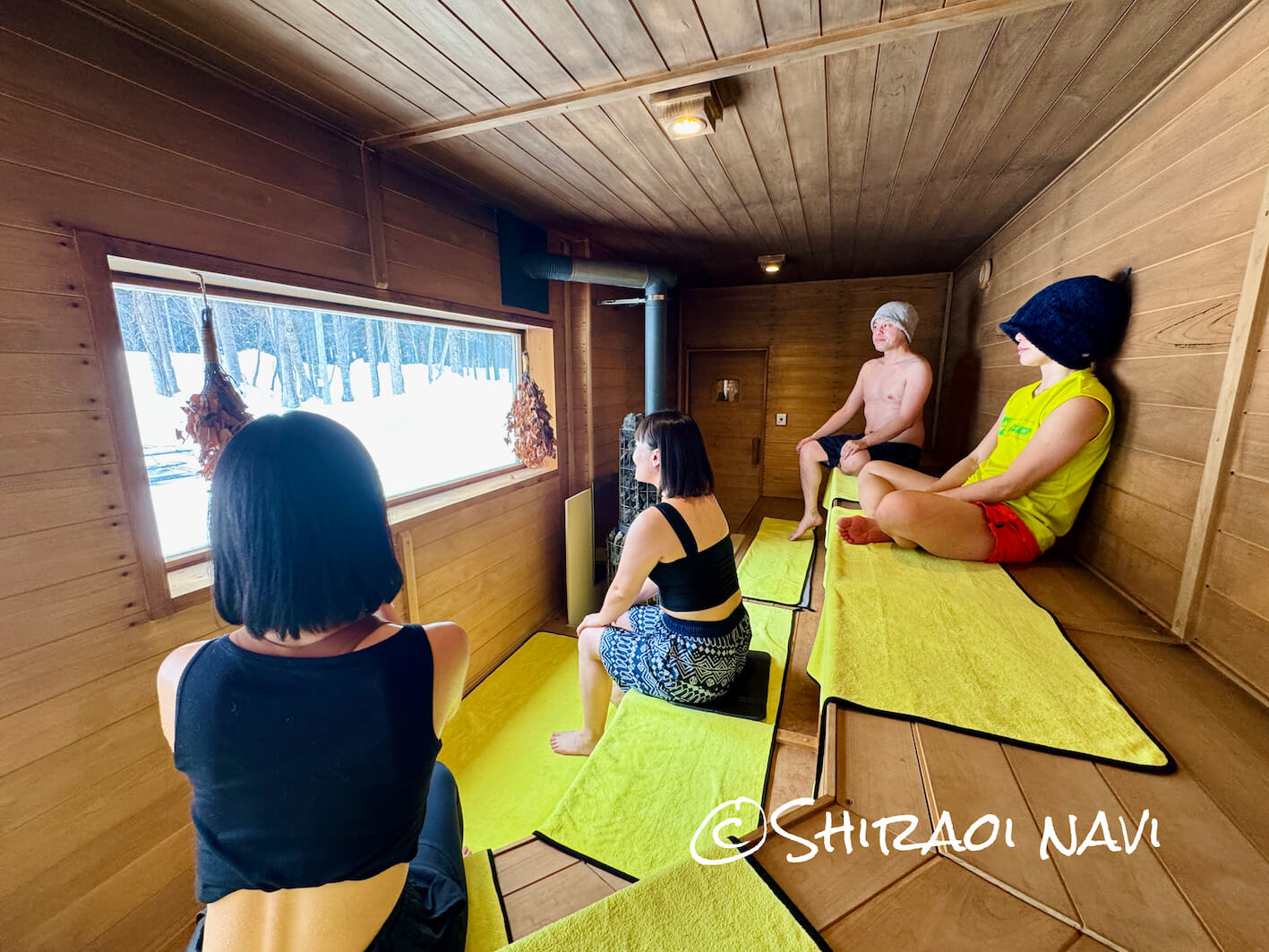 北海道白老町ASOBUBAのアソブサウナで4人が一緒にサウナを利用している様子