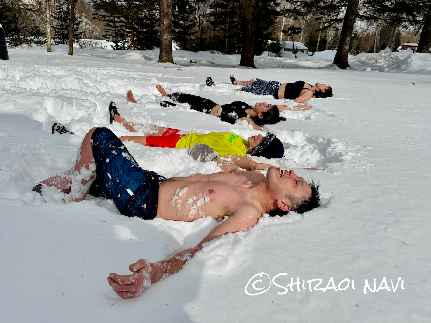 北海道白老町ASOBUBAのアソブサウナで雪の上に仰向けになって体を冷やす利用者たち