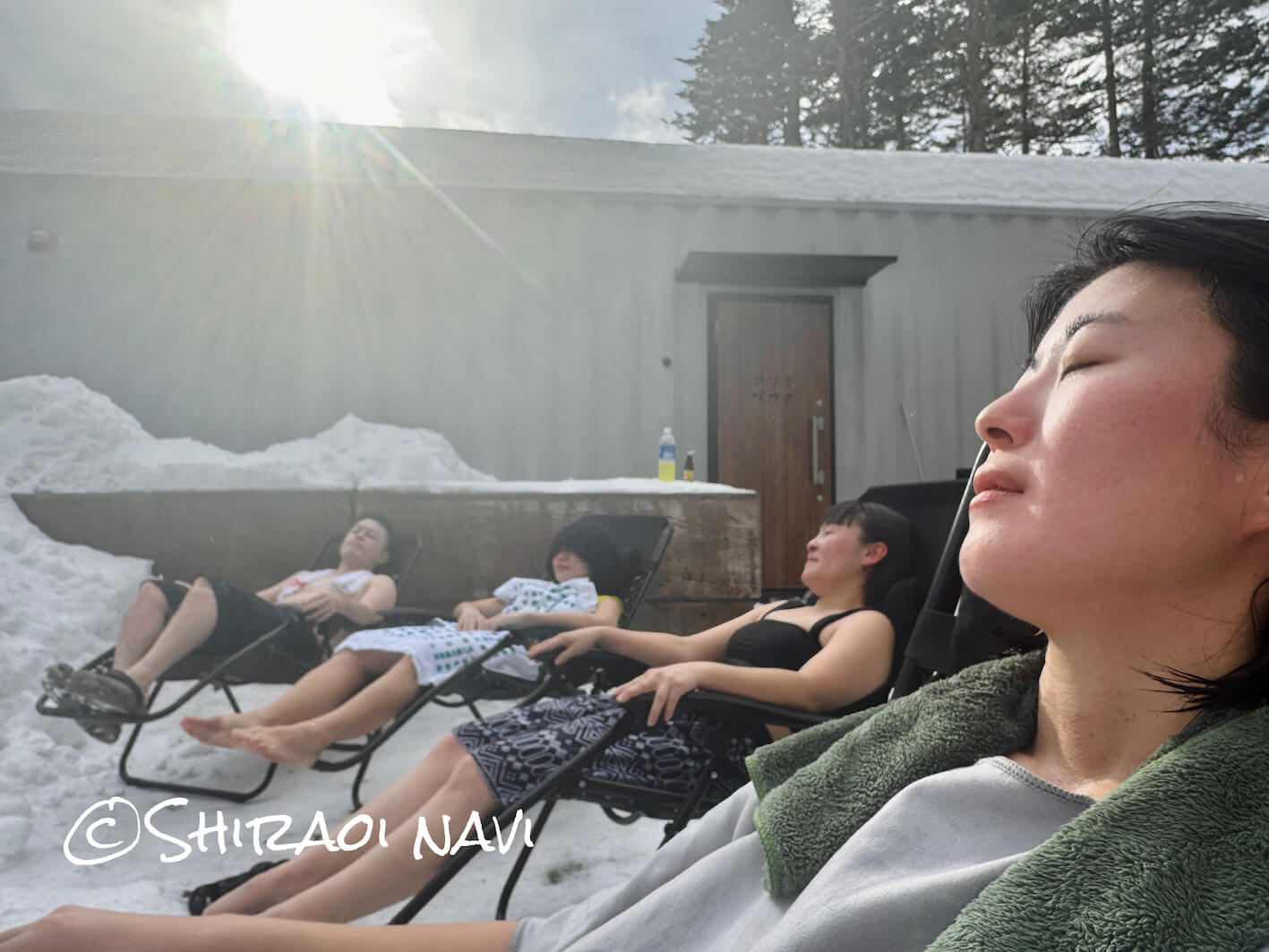 北海道白老町ASOBUBAのアソブサウナで外気浴をする利用者の様子