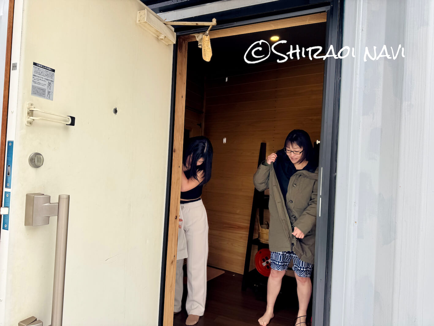 北海道白老町ASOBUBAのアソブサウナで脱衣所を利用して着替える様子