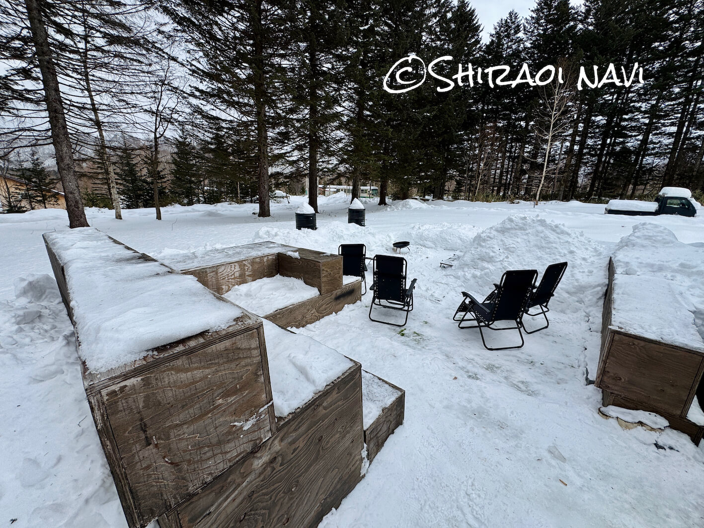 雪景色の中で外気浴ができる白老ASOBUBAのアソブサウナ。整いスペース。