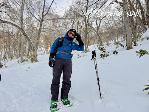 室蘭岳山頂を目指す登山者の冬のスノーシュートレッキング
