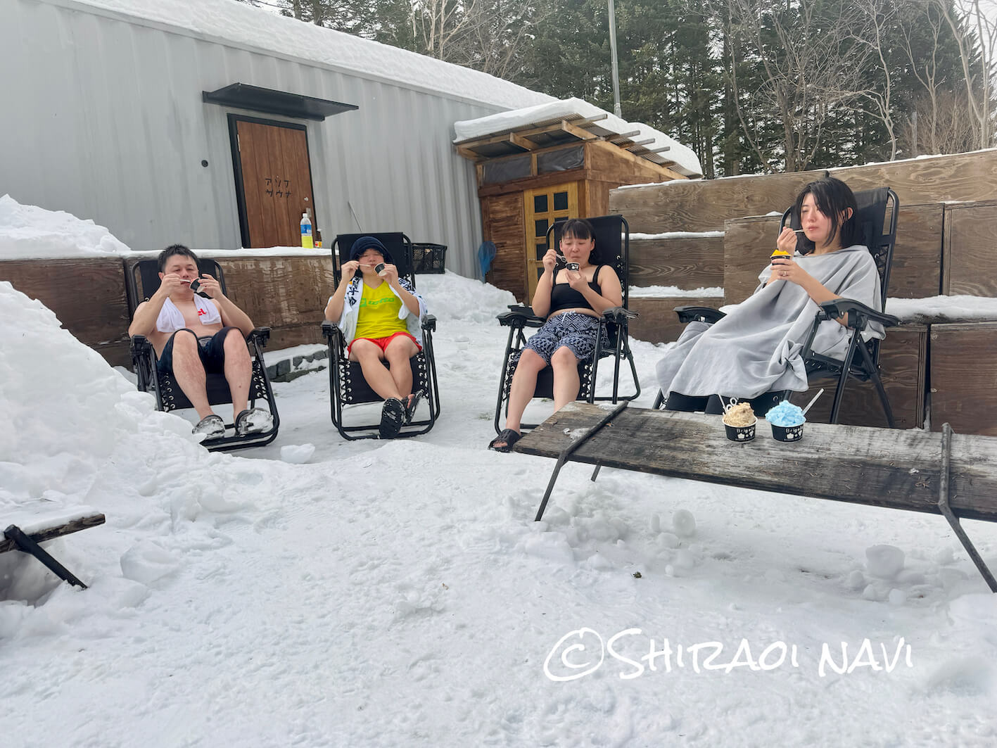 北海道白老町ASOBUBAのアソブサウナで外気浴をしながらジェラートを食べる様子