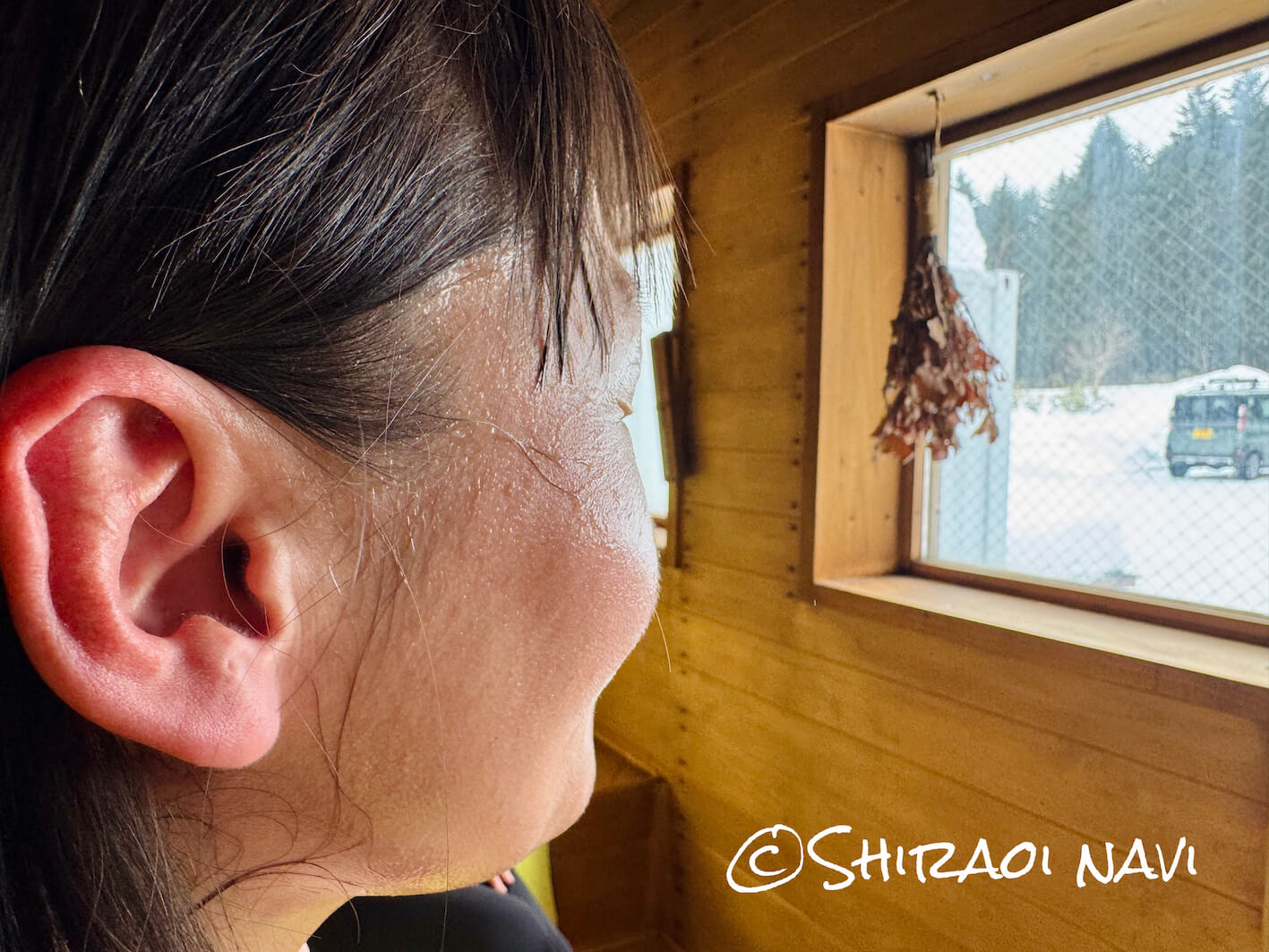 北海道白老町ASOBUBAのアソブサウナでサウナ利用中に汗をかく利用者の顔のアップ