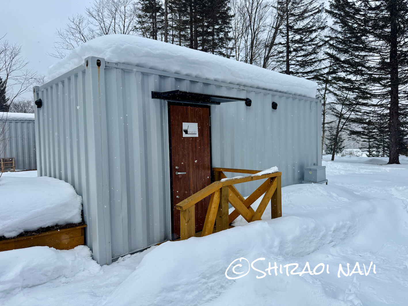 北海道白老町ASOBUBAの敷地内に設置されたトイレの外観