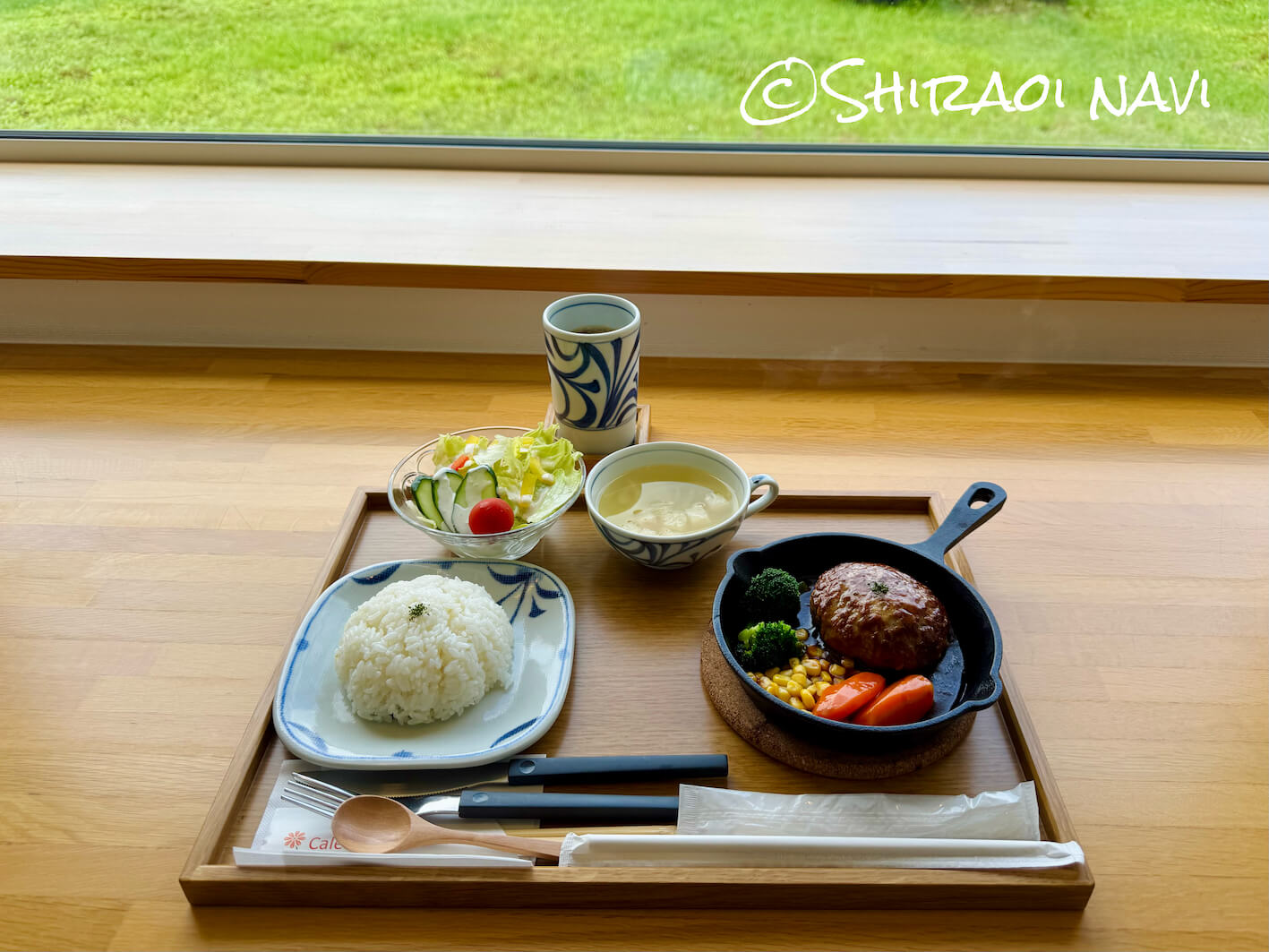 白老町のカフェ・カレンデュラのハンバーグセット。ふっくらジューシーなハンバーグに副菜が添えられた満足感のあるランチ。