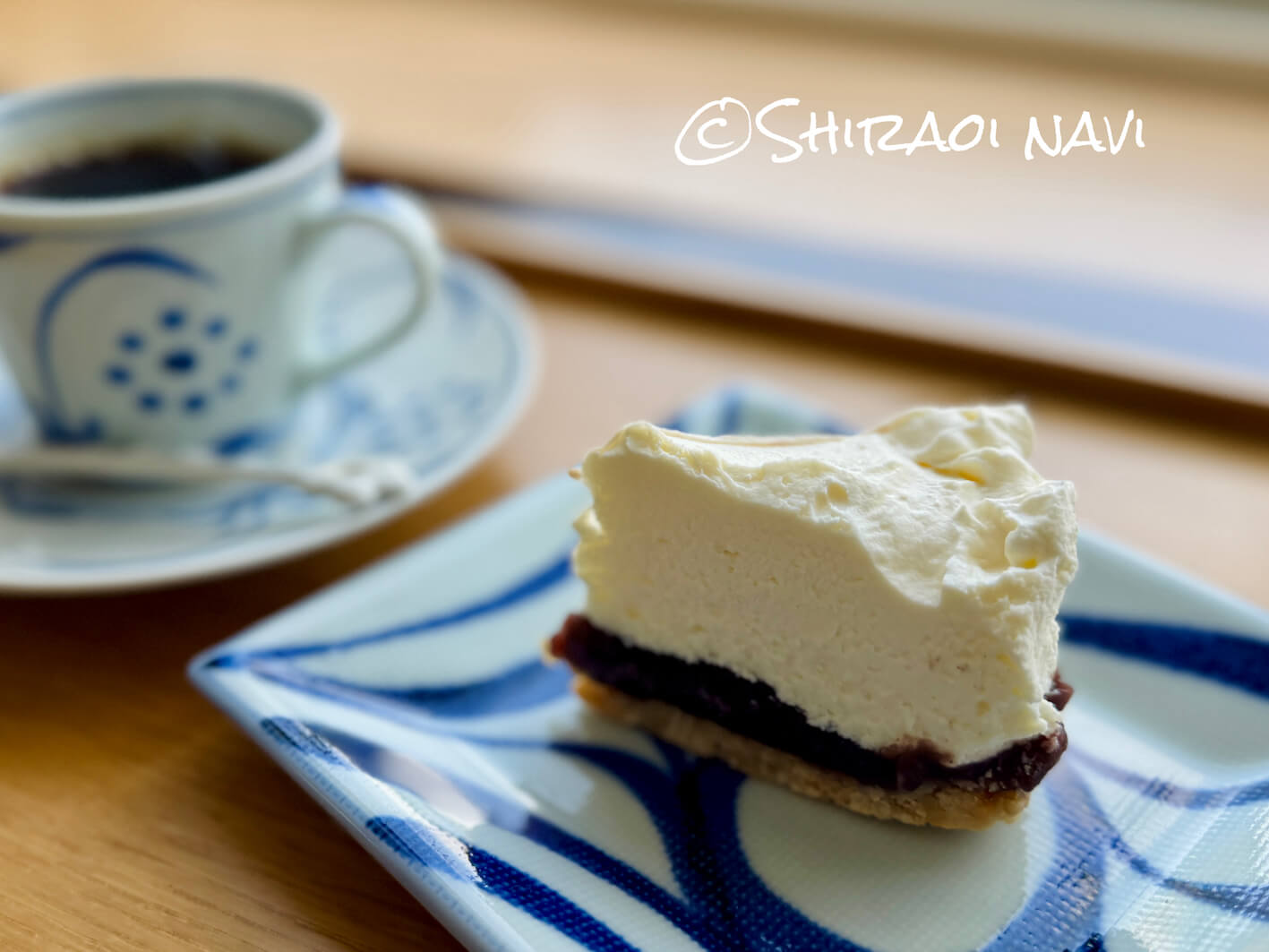 白老町のカフェ・カレンデュラのあんこレアチーズケーキ。なめらかなレアチーズにあんこの甘さが重なり、和と洋が調和した上品な味わいのデザート。