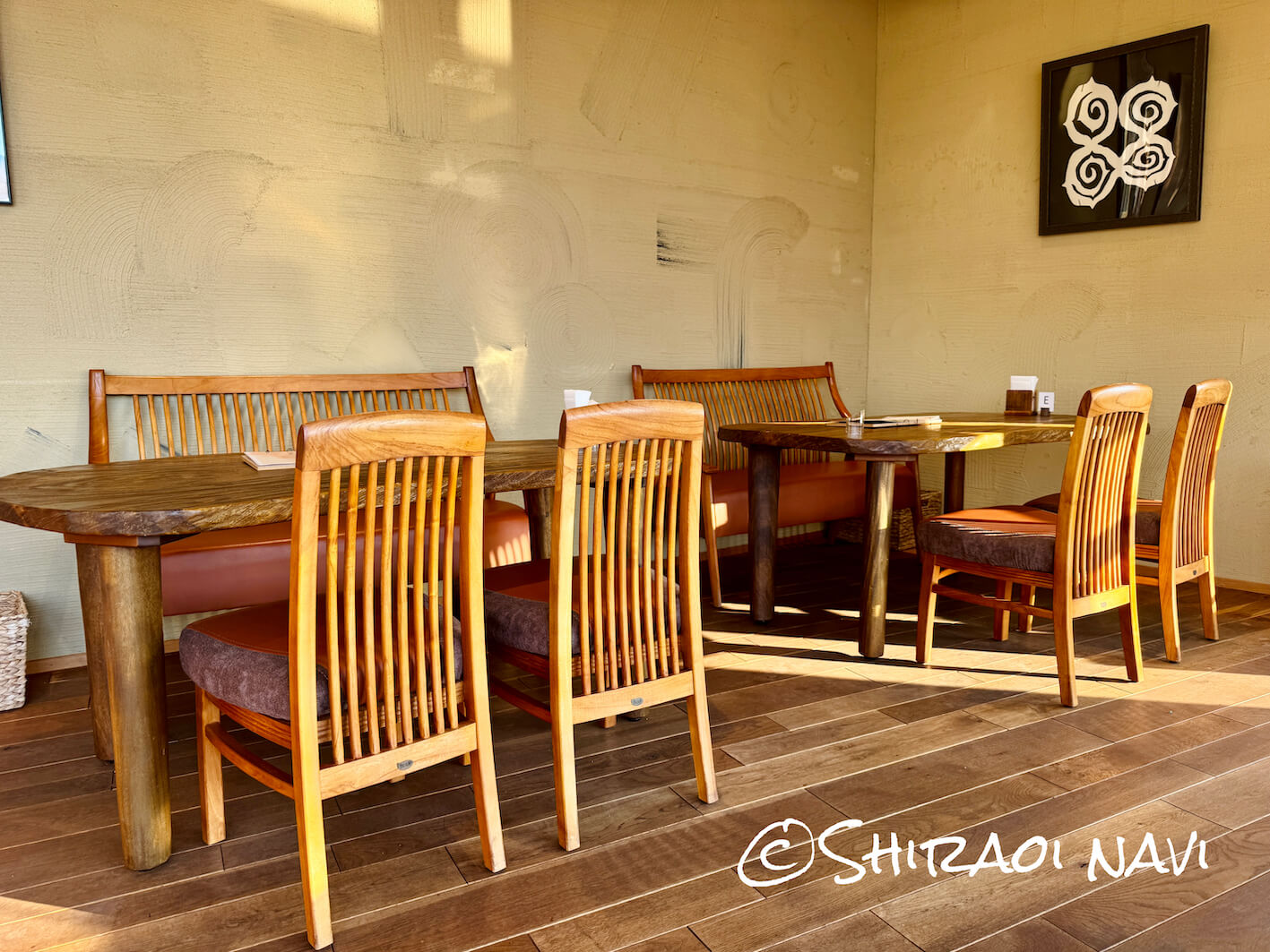 海空のハルの奥のテーブル席（広々とした大きめテーブルで落ち着いた雰囲気の店内）