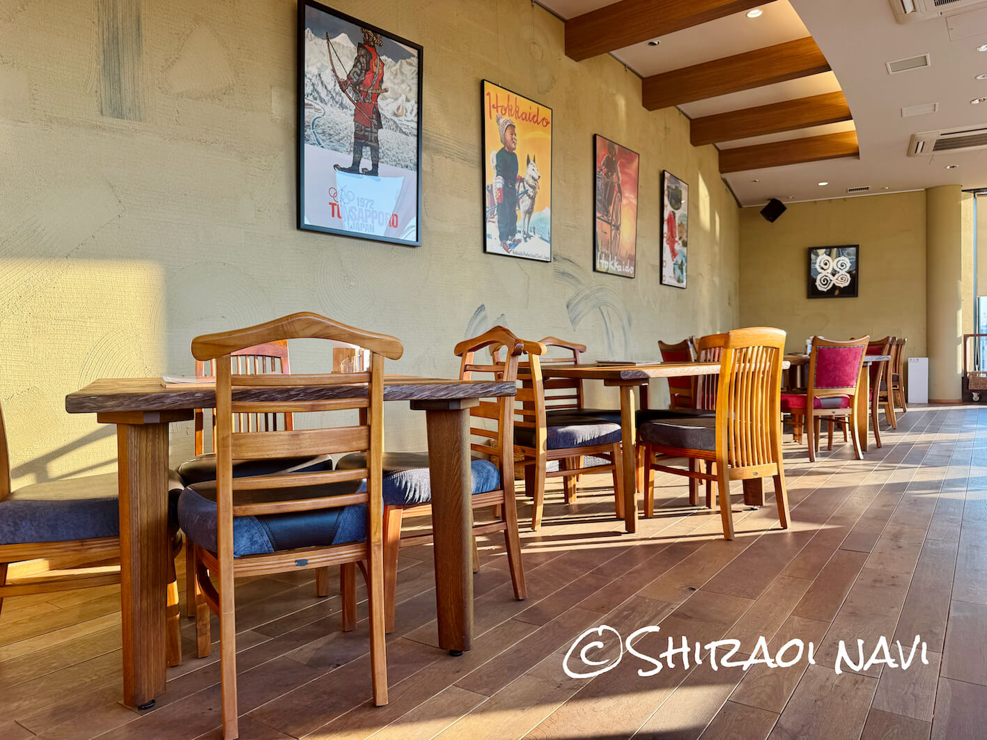 海空のハルのテーブル席（4人掛けが並ぶゆったり配置の店内）