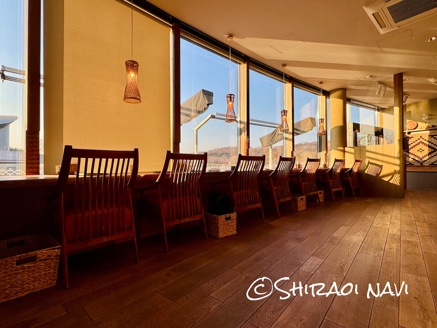 海空のハルのカウンター席（ウポポイを望むゆったり配置の一人席）