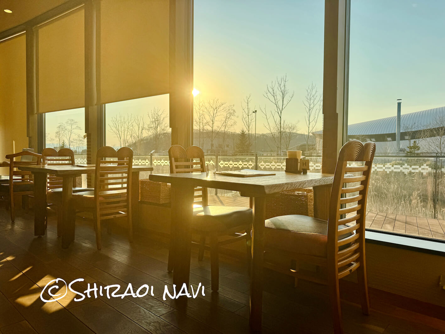 海空のハルの窓側テーブル席（木彫の背もたれが印象的な2人掛け席）