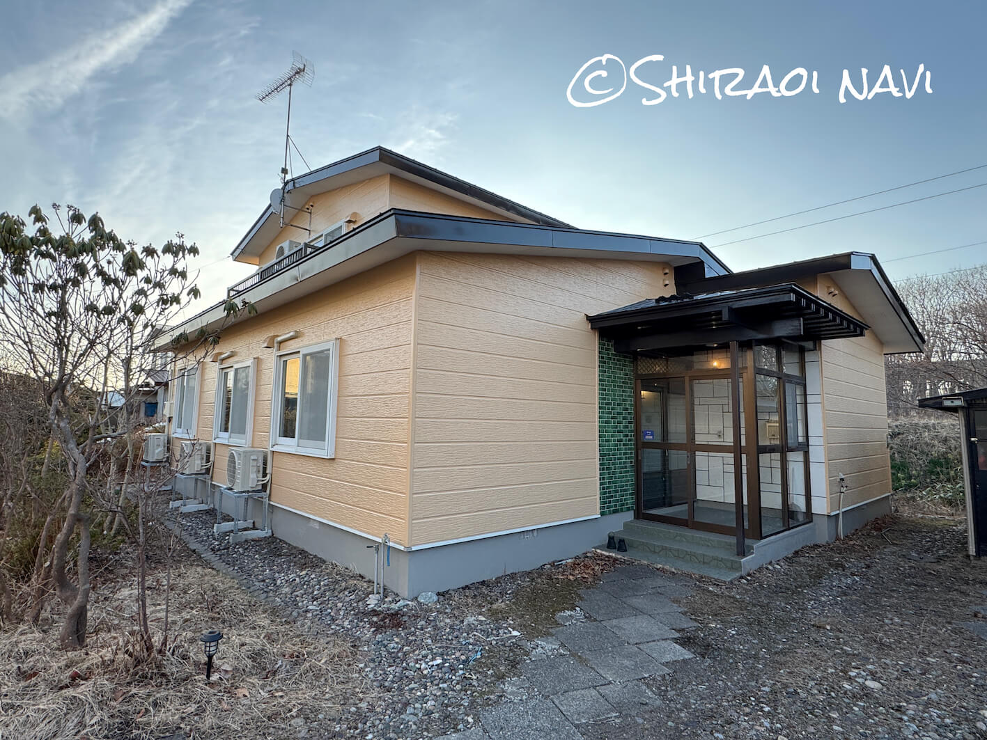白老の貸別荘「Shiraoi Villa Auty」の外観。外から見ると一般住宅のような雰囲気ですが、中に入るとセンスよくリノベされた空間が広がる一棟貸し。グループ旅行や白老観光の拠点にも使いやすい宿です。