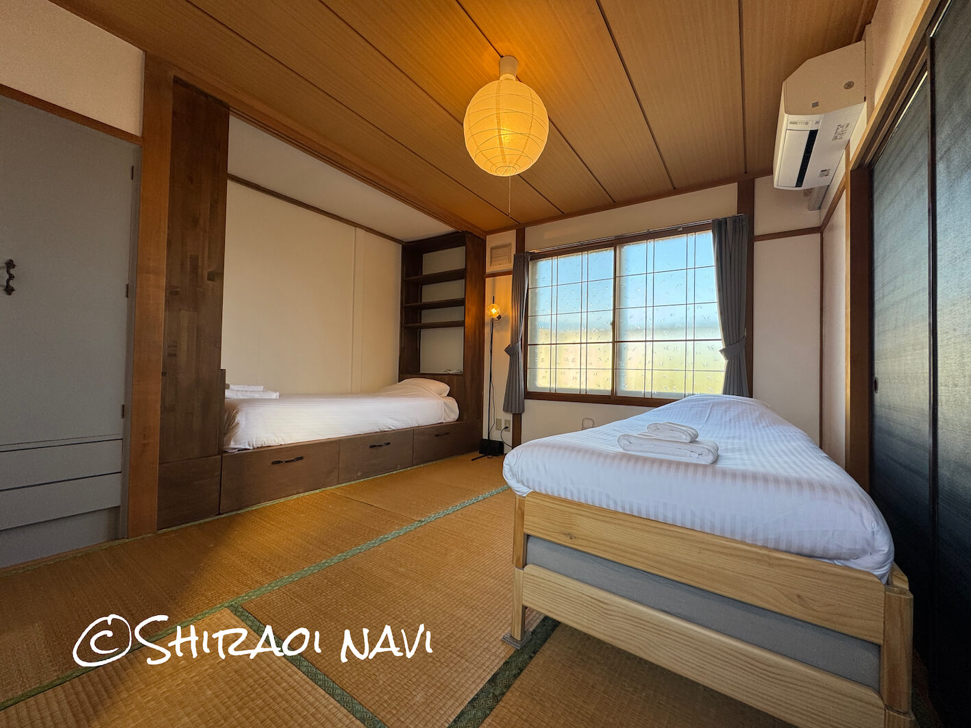 白老の貸別荘「Shiraoi Villa Auty」2階の和室客室。畳の空間にベッドを配置した和モダンなリノベ空間で、押し入れを活かした造作ベッドや収納デザインも印象的。グループ旅行でも使いやすい広さのあるお部屋。