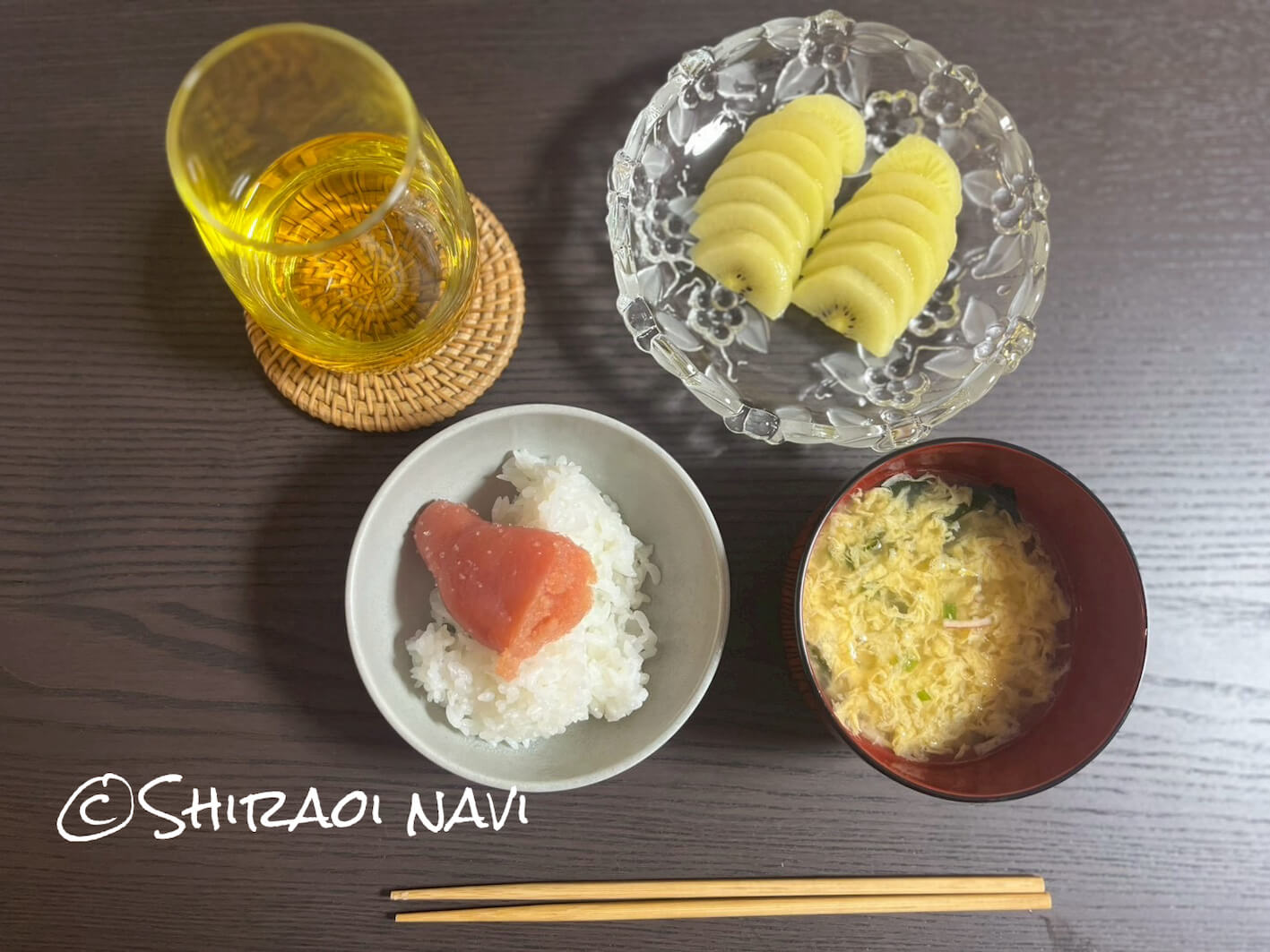 白老の貸別荘「Shiraoi Villa Auty」での朝食風景。広いキッチンやダイニングがあるので、朝ごはんを作ってゆっくり過ごせるのも一棟貸しならでは。グループ旅行や長めの滞在にも使いやすい空間。