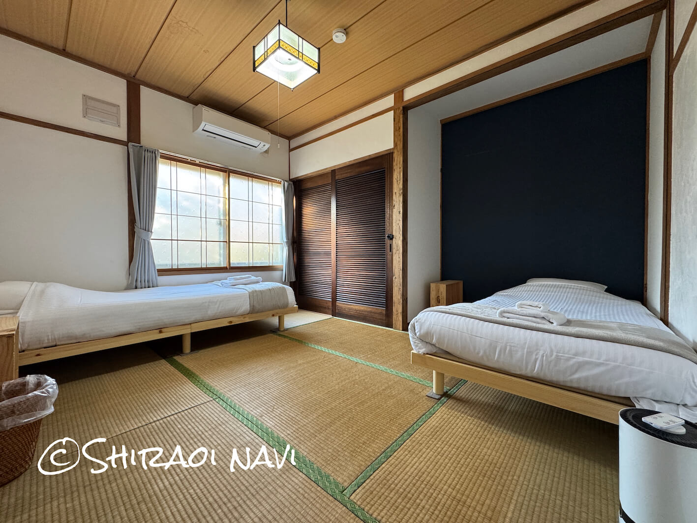 白老の貸別荘「Shiraoi Villa Auty」の和室客室。玄関近くにあるお部屋で、畳の空間にベッドを配置した使いやすい客室。複数人での宿泊やグループ旅行にもぴったりな、落ち着いた雰囲気のリノベ空間。