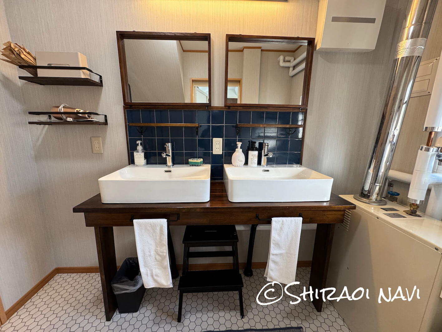 白老の貸別荘「Shiraoi Villa Auty」の洗面スペース。2台並んだ洗面台があり、グループ宿泊でも朝の準備がしやすい空間。タイルや木目を活かしたリノベデザインも印象的。