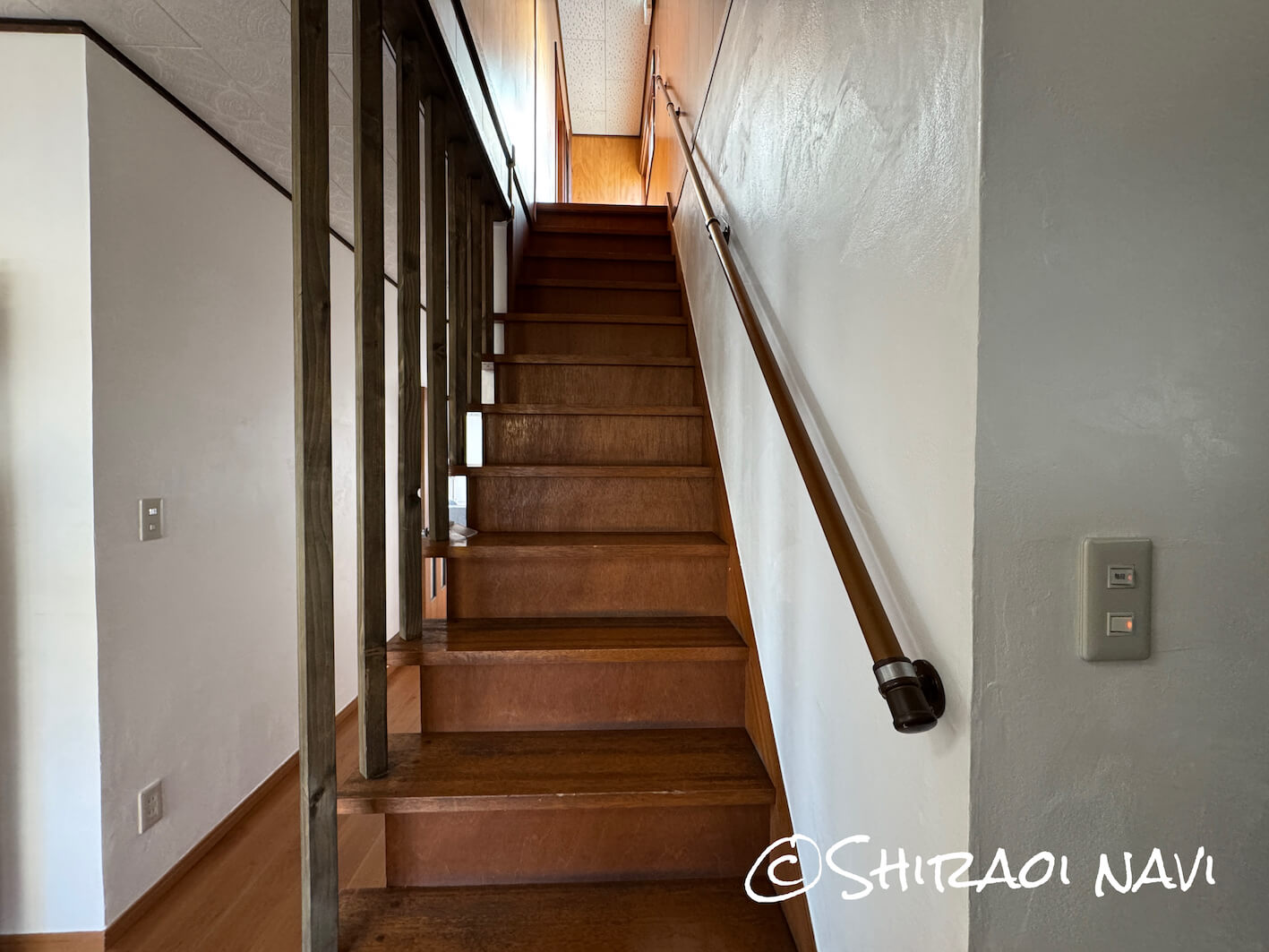 白老の貸別荘「Shiraoi Villa Auty」の階段スペース。やや傾斜のある階段ですが、手すりも設置されており、リノベされた木の雰囲気が空間全体に統一感を出しています。