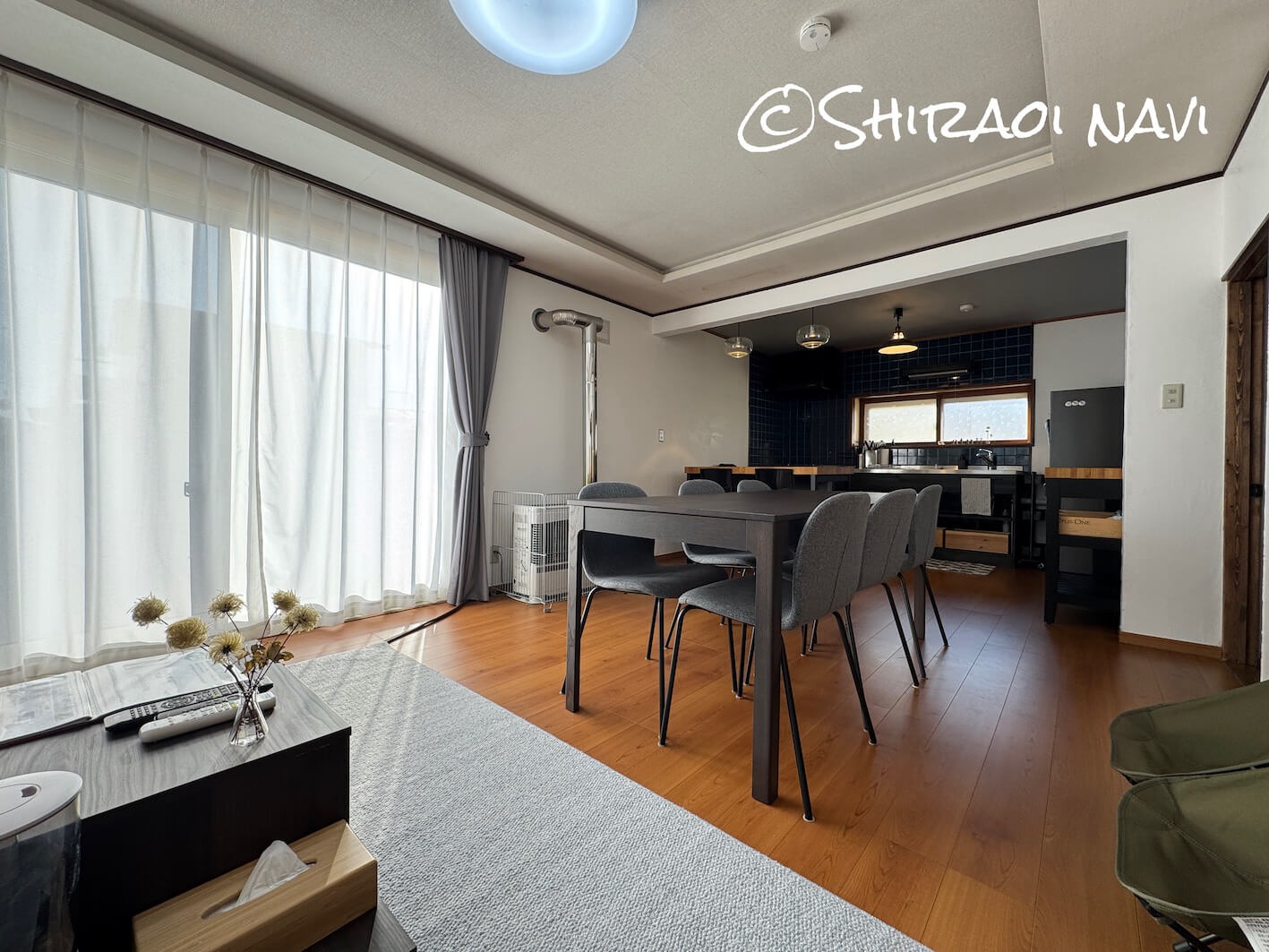 白老の貸別荘「Shiraoi Villa Auty」のリビングダイニング。大きなダイニングテーブルと広々としたキッチンがあり、グループ旅行や合宿利用にも使いやすい空間。自然光が入る開放感のあるリノベ空間も魅力。