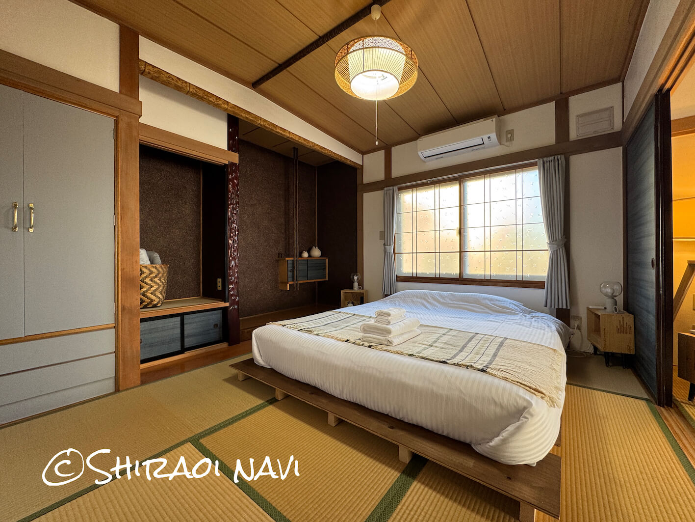 白老の貸別荘「Shiraoi Villa Auty」の和室ベッドルーム。和室とつながる広々とした空間で、グループやファミリーでも使いやすい客室。和の雰囲気を活かしたリノベ空間に、ローベッドが配置された落ち着きのあるお部屋。