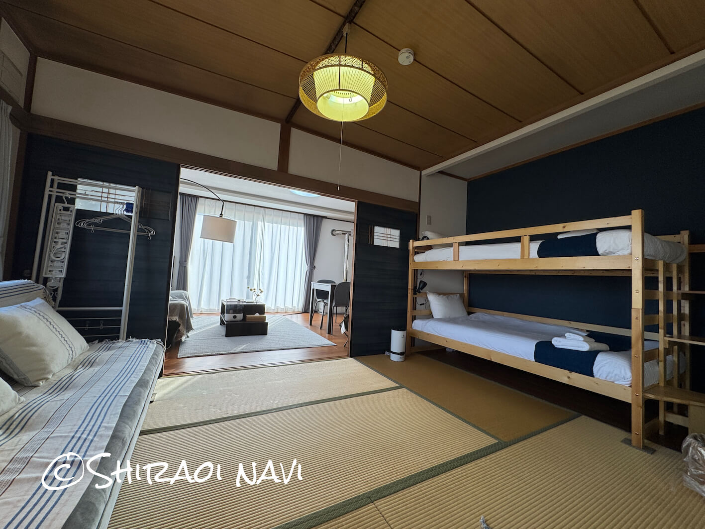 白老の貸別荘「Shiraoi Villa Auty」の和室。落ち着いた雰囲気の畳スペースに二段ベッドもあり、グループやファミリーでも使いやすい客室。リビングともつながっていて、広々と過ごせる空間。