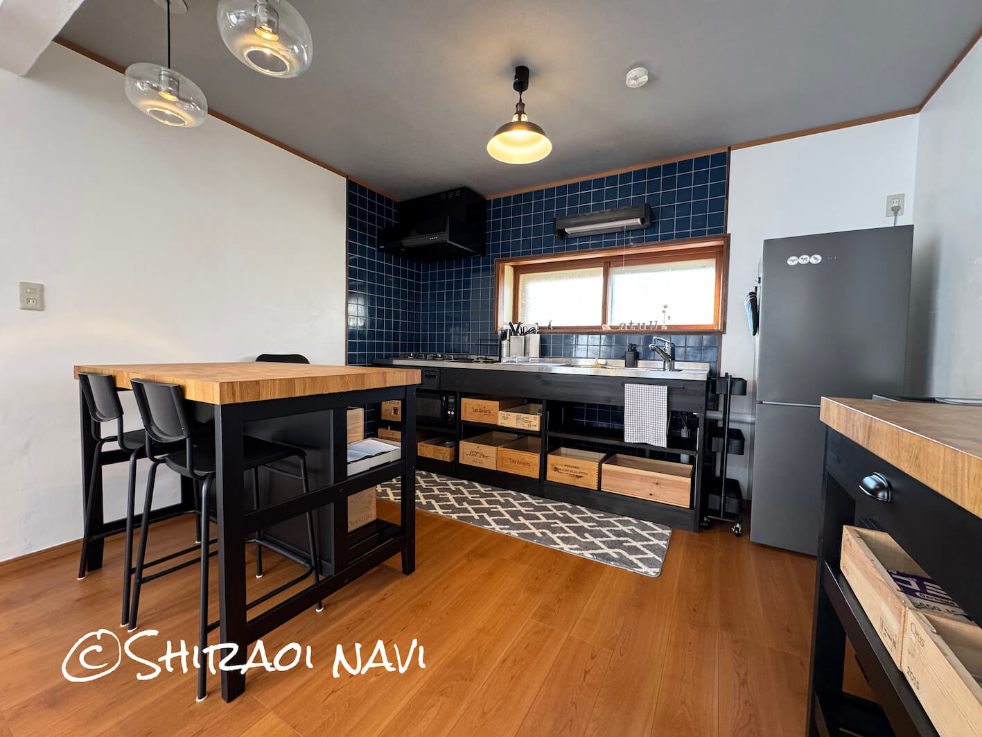 白老の貸別荘「Shiraoi Villa Auty」の広々としたキッチン。複数人でも使いやすく、料理やテイクアウトを楽しみながら過ごせる空間。