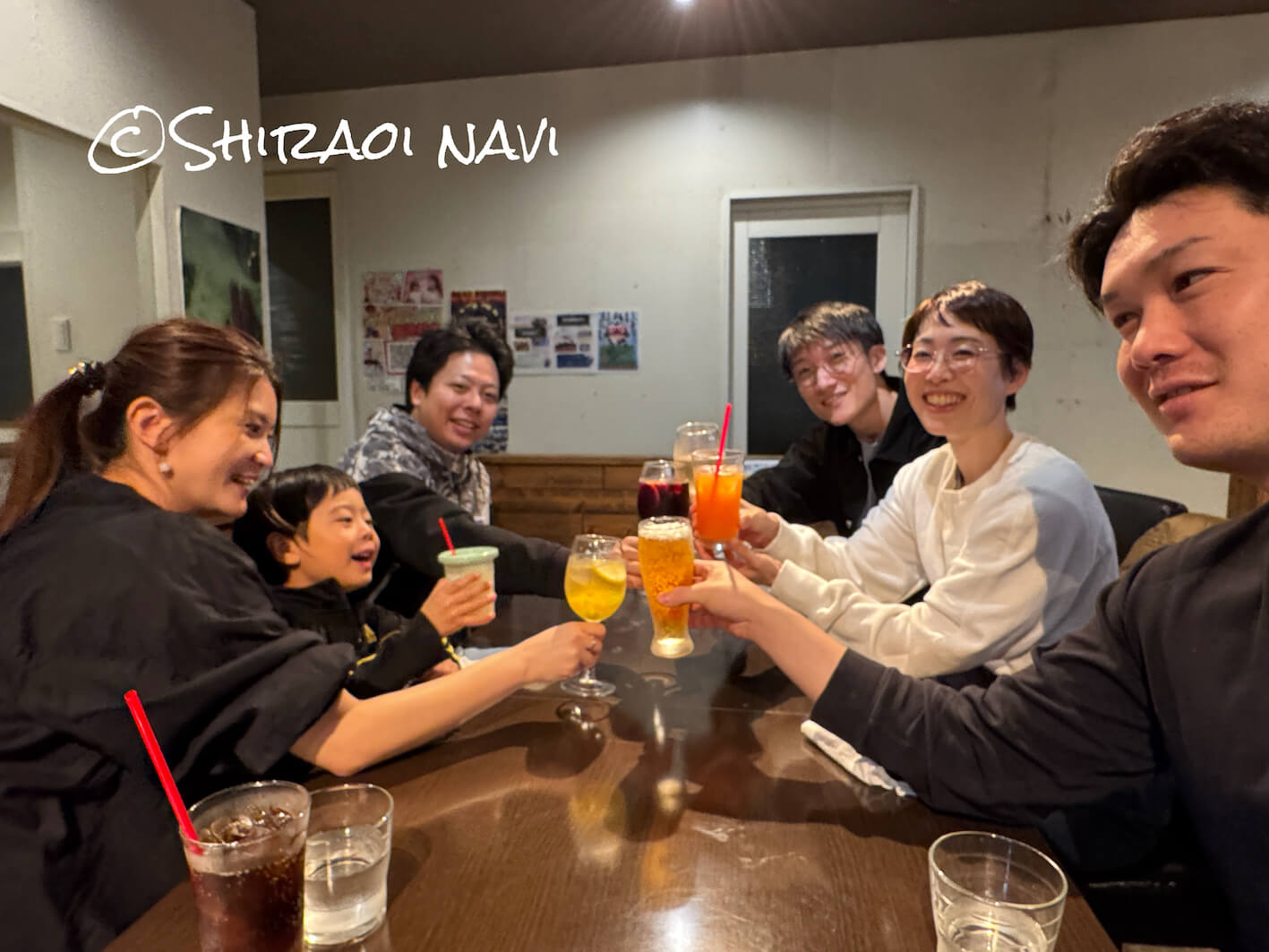 徒歩2分のイタリアンレストラン「ROSMARINO」でディナーを楽しむ宿泊風景。宿の近くに飲食店があるので、グループみんなで気軽に食事へ行けるのも「Shiraoi Villa Auty」の魅力のひとつ。