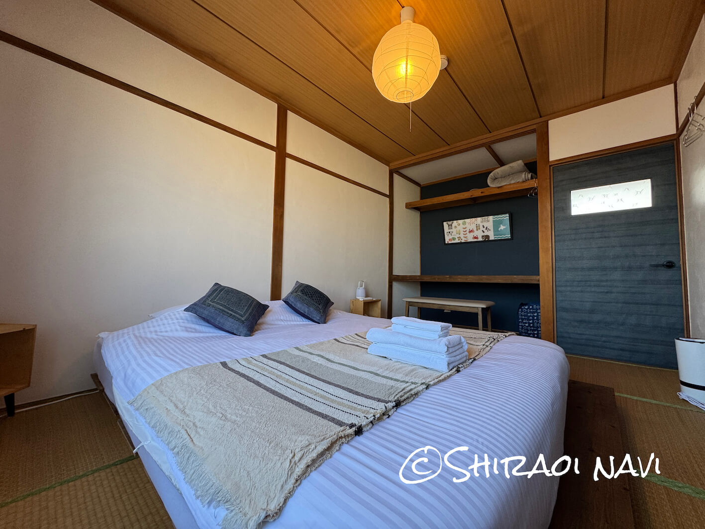白老の貸別荘「Shiraoi Villa Auty」2階の和室客室。畳の空間にローベッドを配置した和モダンなリノベ空間。押し入れを活かしたワークスペース風のデザインも印象的なお部屋。