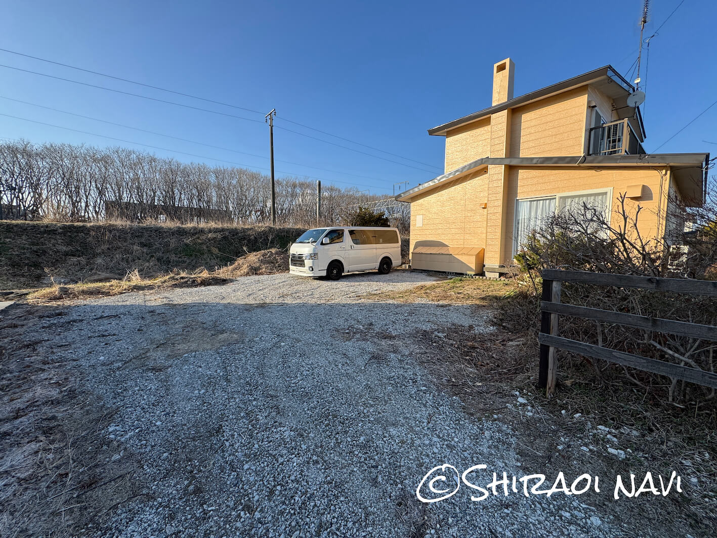 白老の貸別荘「Shiraoi Villa Auty」の駐車スペース。建物前に広めの駐車場があり、複数台での利用やグループ旅行にも使いやすい環境。車で白老観光を楽しみたい人にも便利な立地。